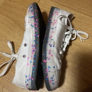 KIDS CONVERSE ALL STAR WHITE WITH SPRINKLED PINK AND BLUE BOTTOM